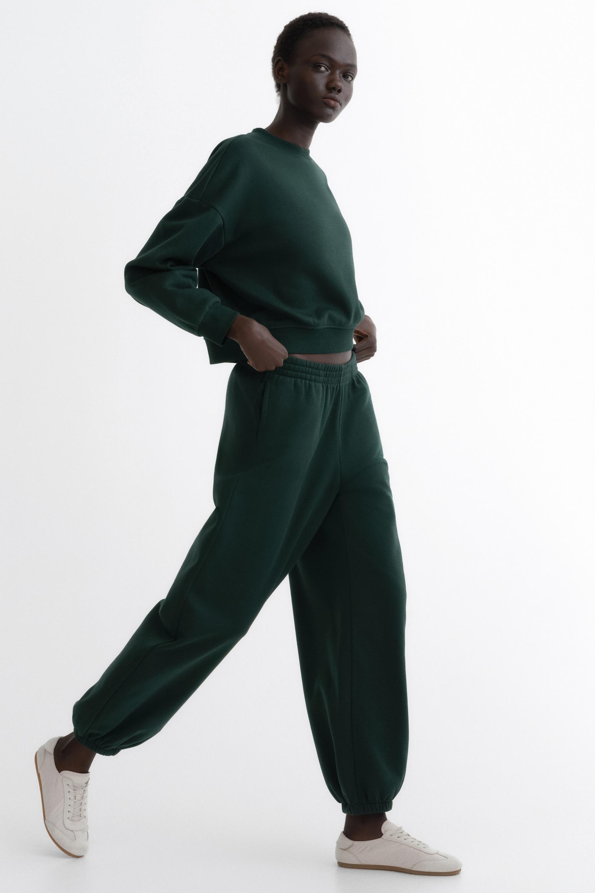 2-piece sweatshirt and joggers set