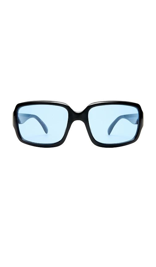 aire ignite sunglass in black.