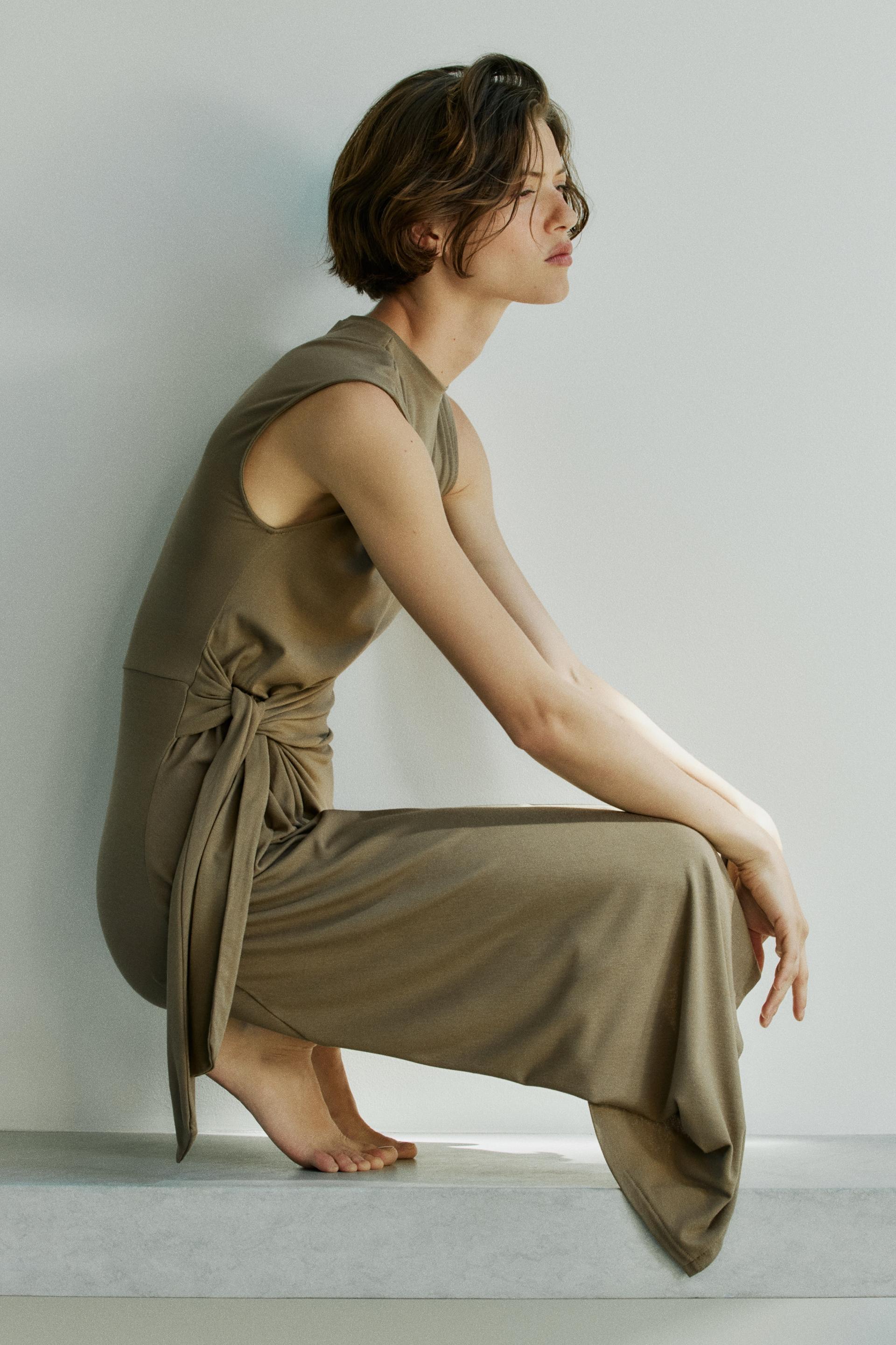 asymmetric tie-detail dress