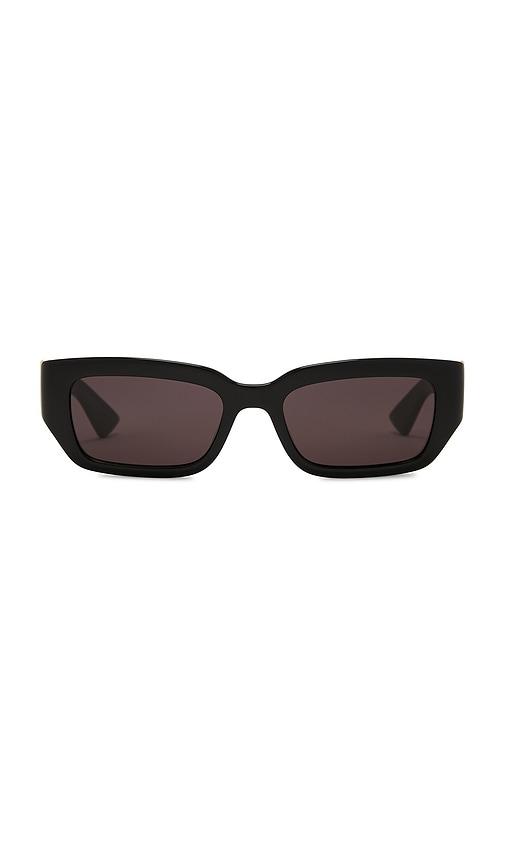 bottega veneta dash sunglasses in black.