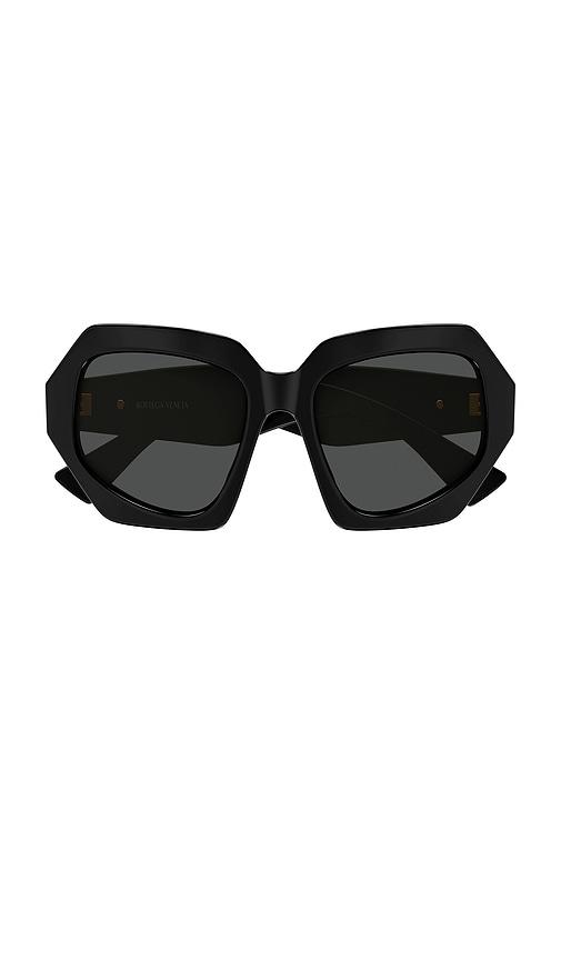 bottega veneta navigator sunglasses in black.