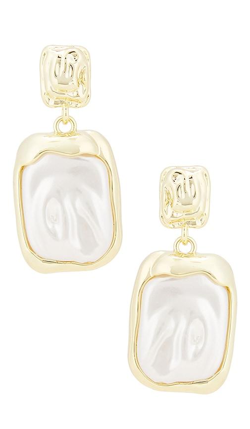 by adina eden fluid drop earrings in metallic gold.