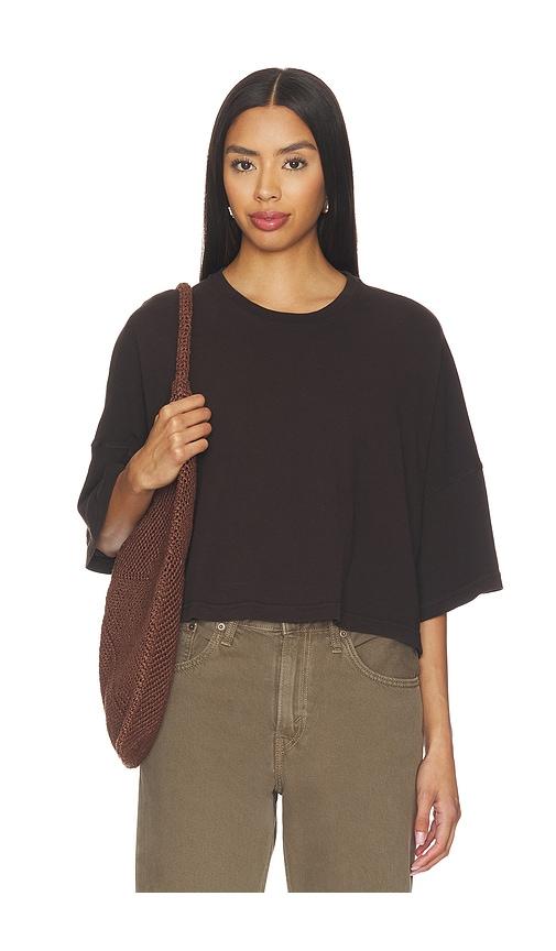 citizens of humanity crop cape tee in chocolate. - size s (also in xs)