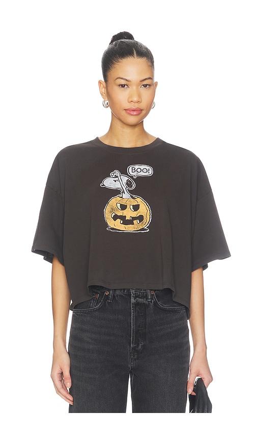 daydreamer peanuts spooky pumpkin cropped oversized tee in black.