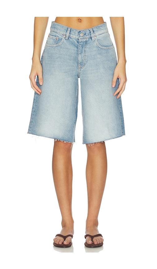 dl1961 abby low rise relaxed denim short in blue. - size 23 (also in 24, 27)