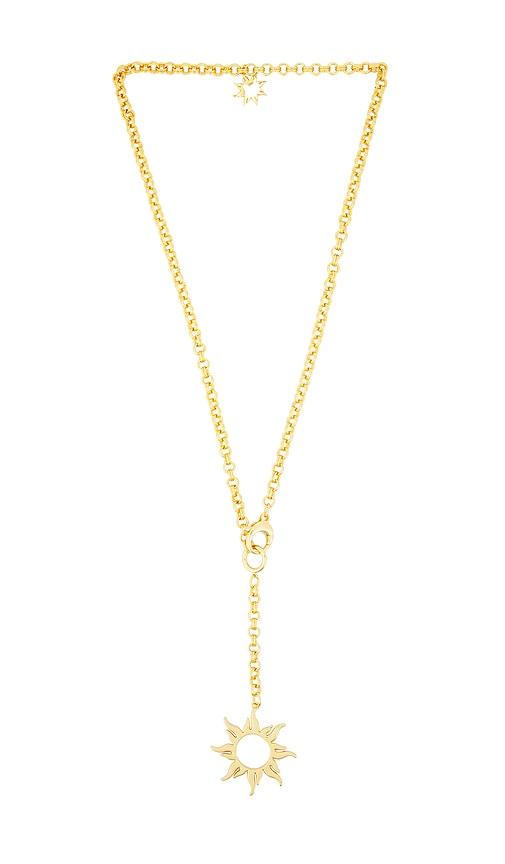 emma pills x leslie amon aftersun necklace in metallic gold.