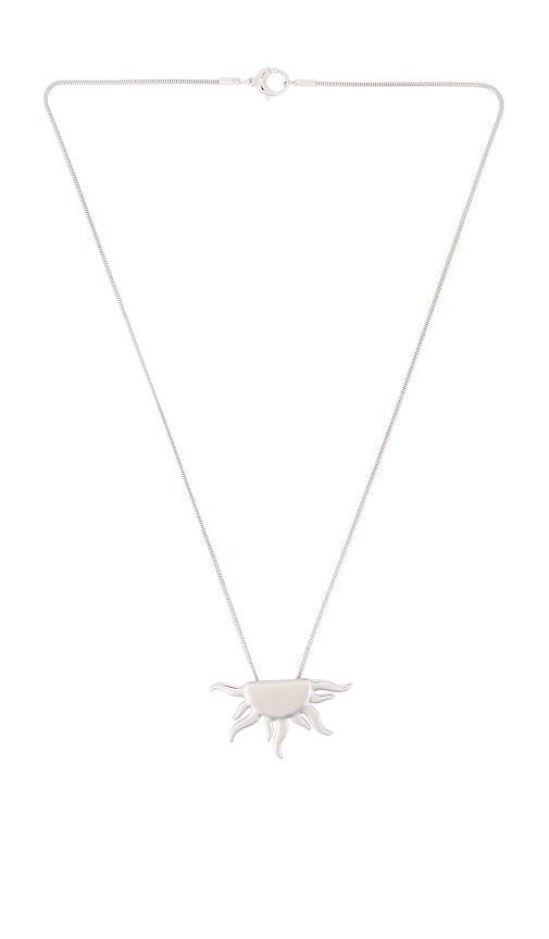 emma pills x leslie amon chasing the sun statement chain in metallic gold.