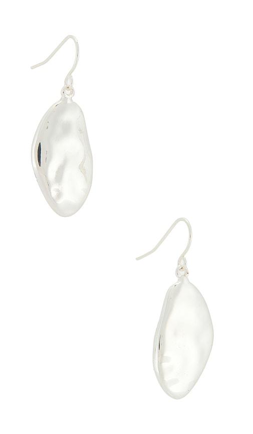 ettika hammered oval drop earrings in metallic silver.