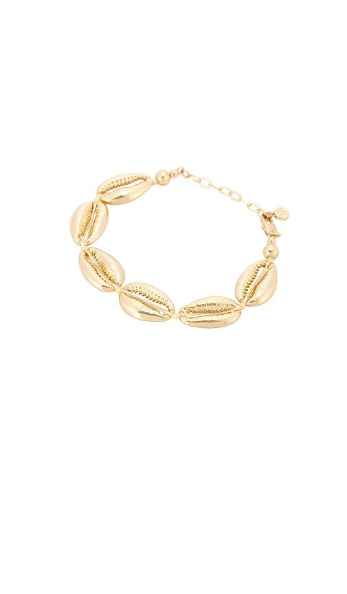 ettika seven seas shell 18k gold pated shell bracelet in metallic gold.
