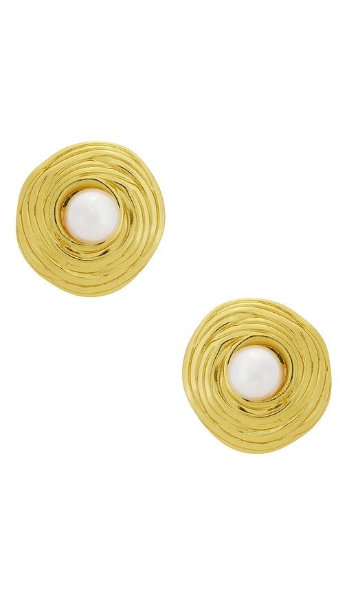 galley los angeles odette pearl earring in metallic gold.