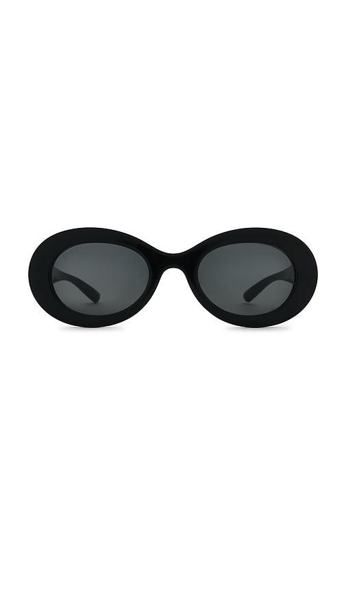 gucci oval sunglasses in black.