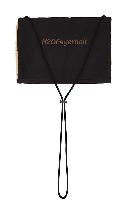 h2ofagerholt pile muff in black.