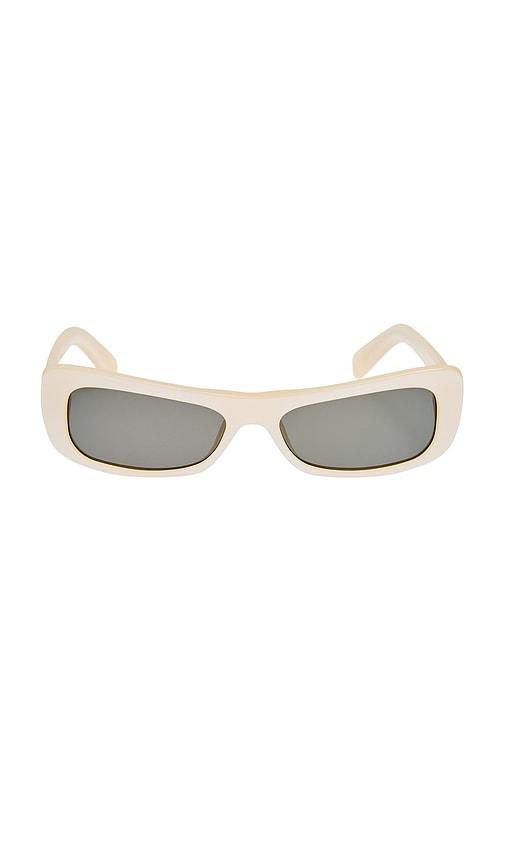 jacquemus capri sunglasses in cream.