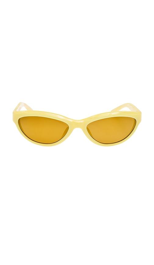 jacquemus curvo sunglasses in yellow.