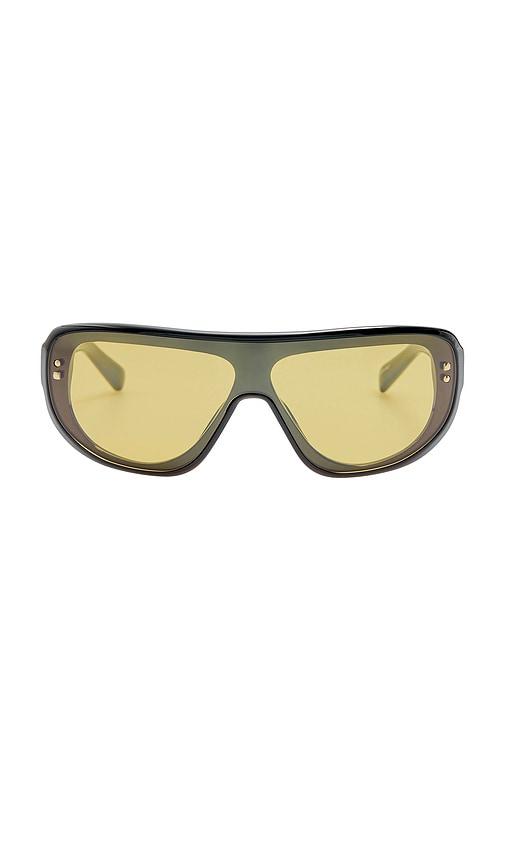 jacquemus square sunglasses in yellow.
