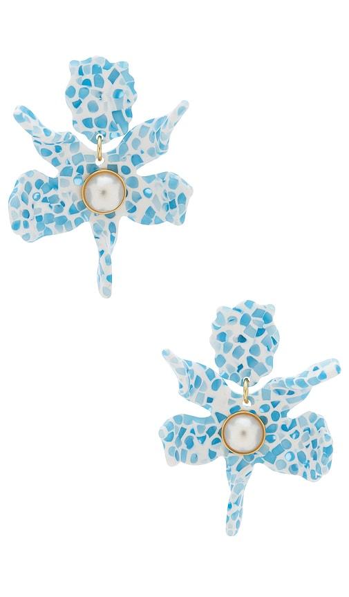 lele sadoughi small pearl lily earrings in blue.