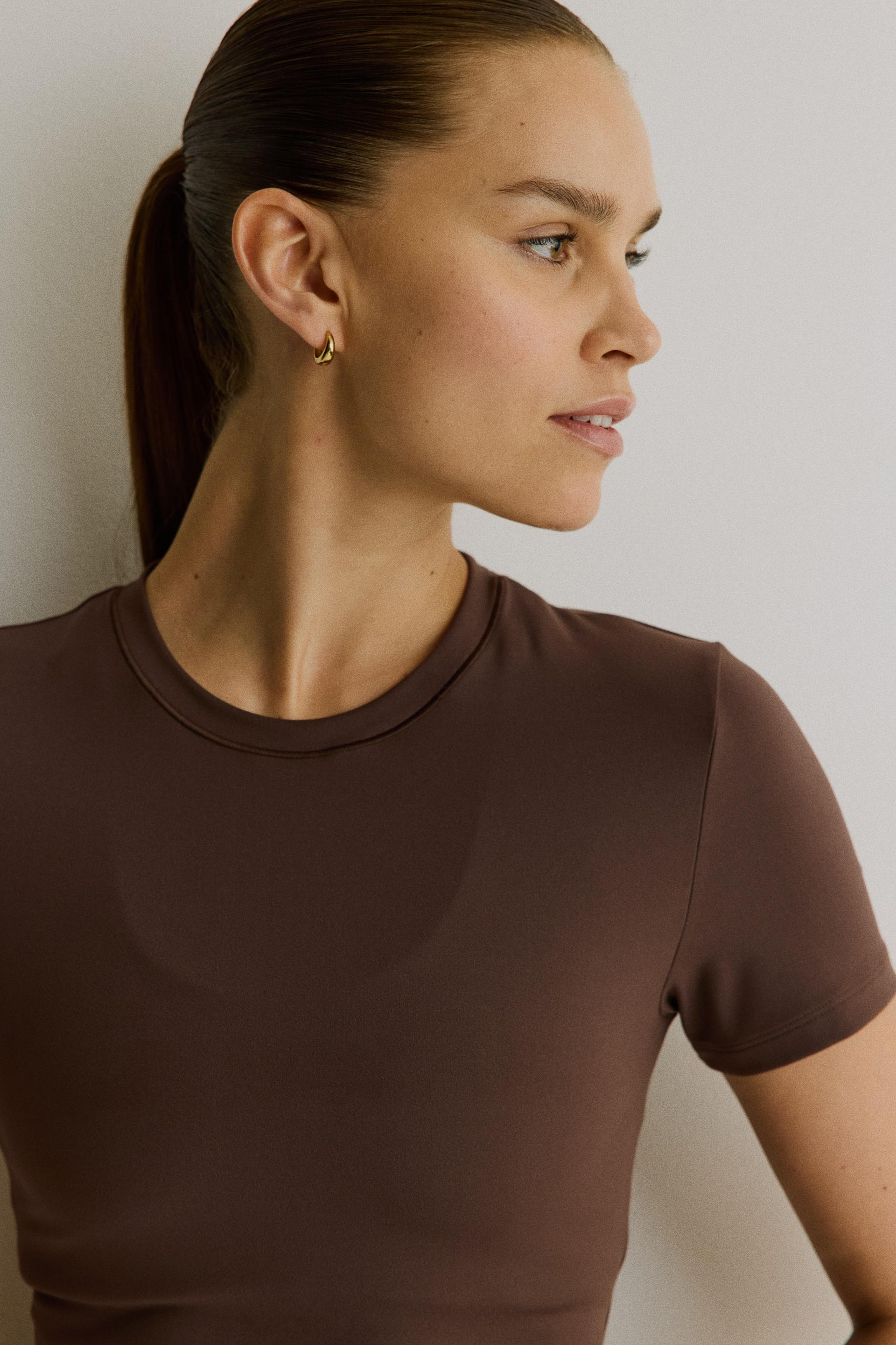 lightweight yoga top with softmove™