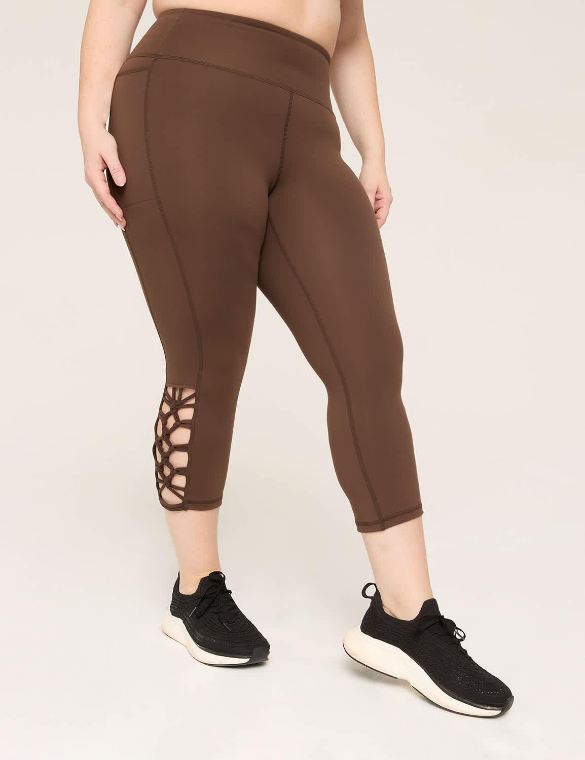 livi soft macrame-detail 21" capri legging