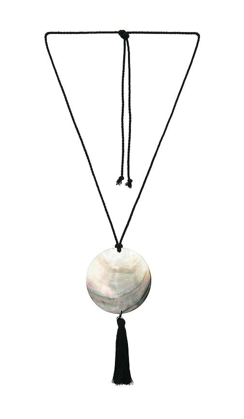 lovers and friends jordan shell necklace in grey.
