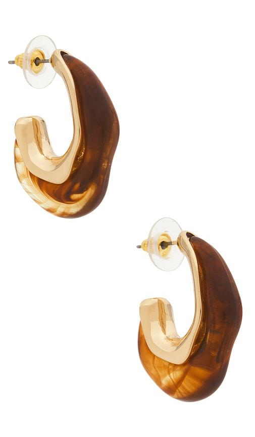 lovers and friends seren earrings in metallic gold.