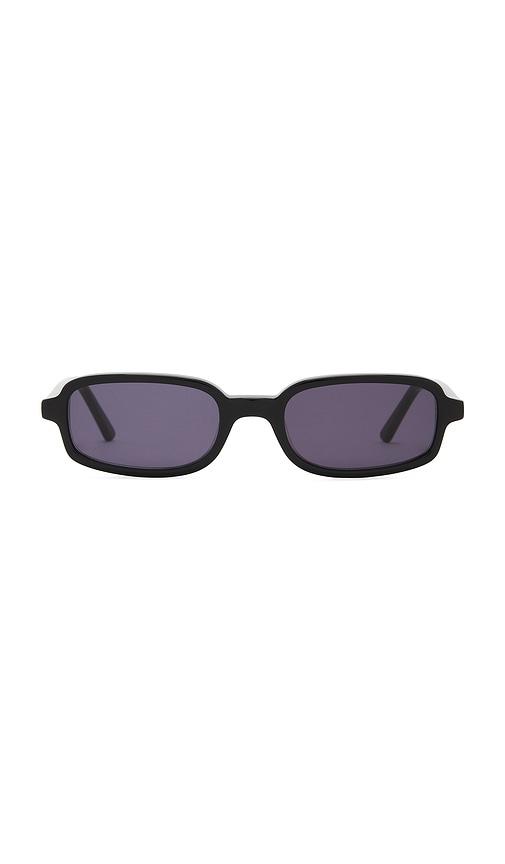 lu goldie vera sunglasses in black.