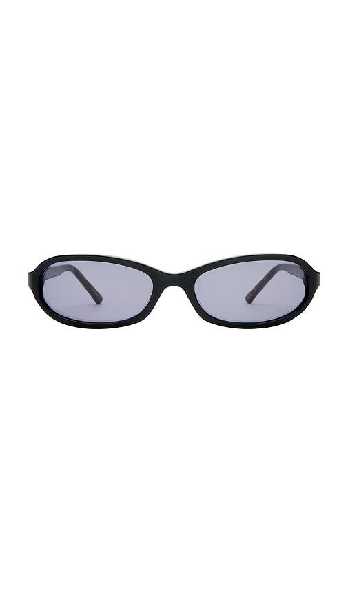 luv lou the elcie sunglasses in black.
