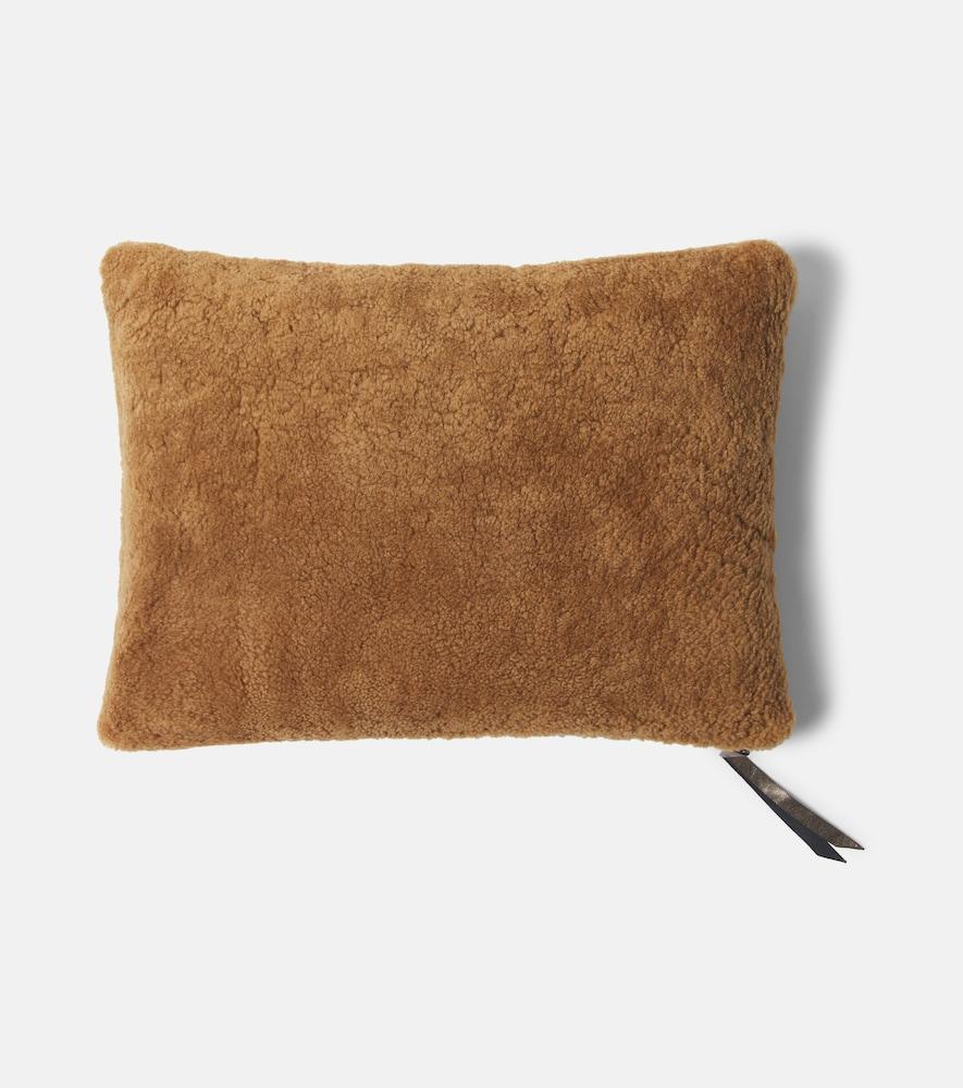 maison de vacances shearling cushion