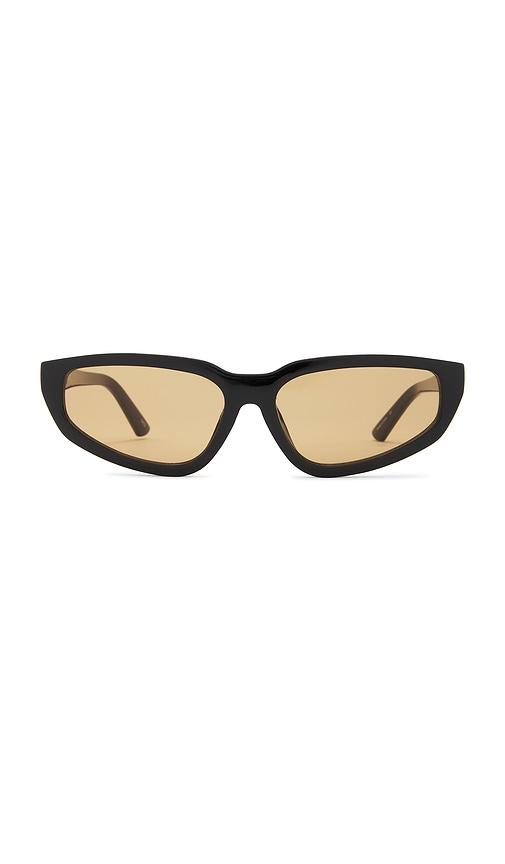 otra nikki sunglasses in black.