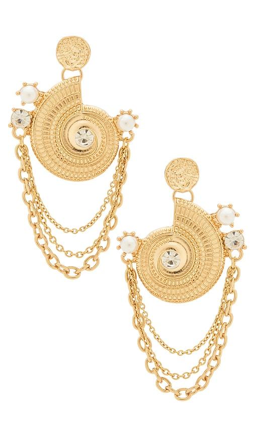 petit moments scallop earrings in metallic gold.