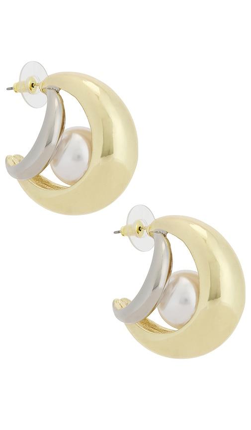 petit moments wanderlust earrings in metallic silver.