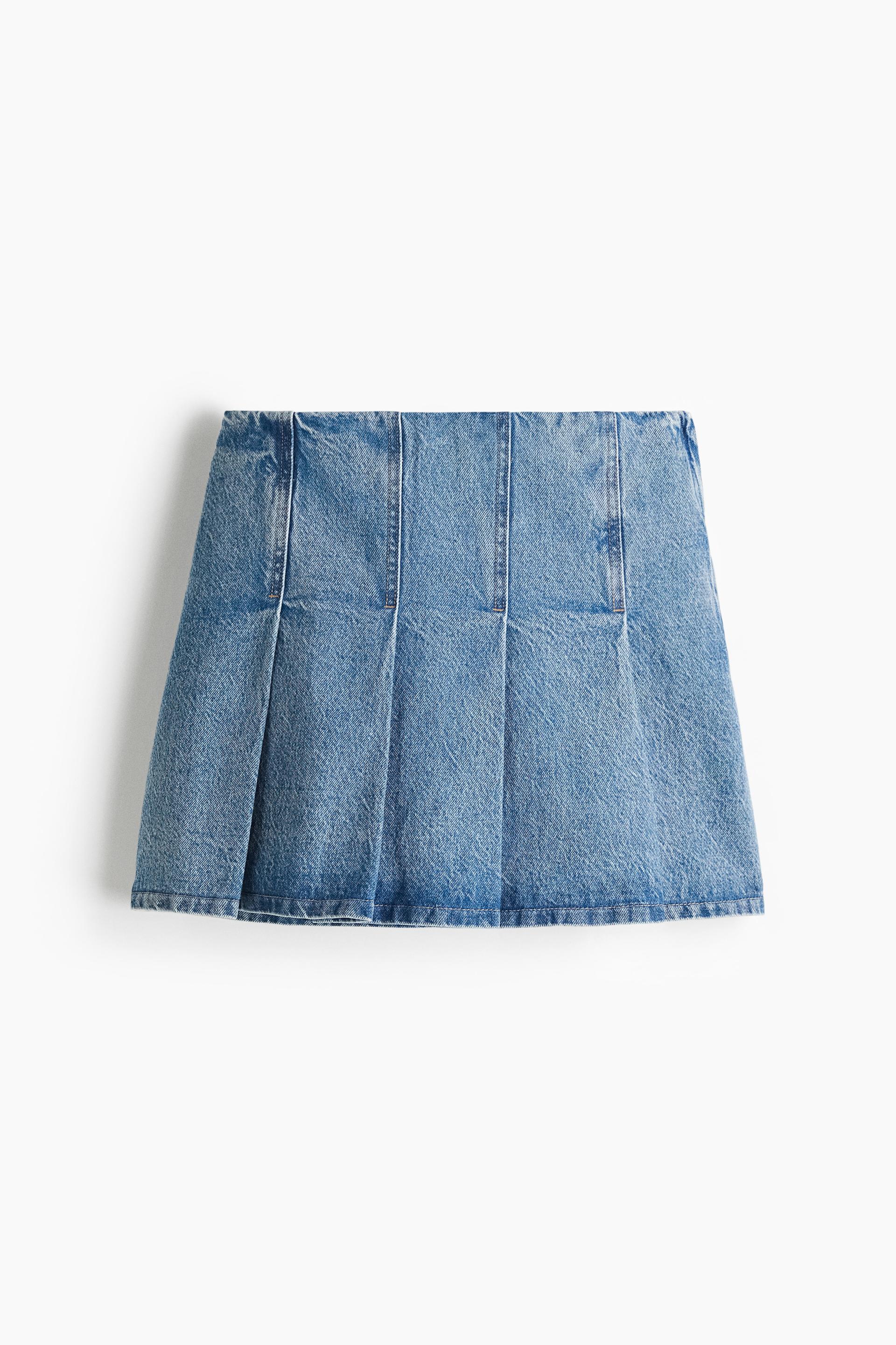 pleated skirt