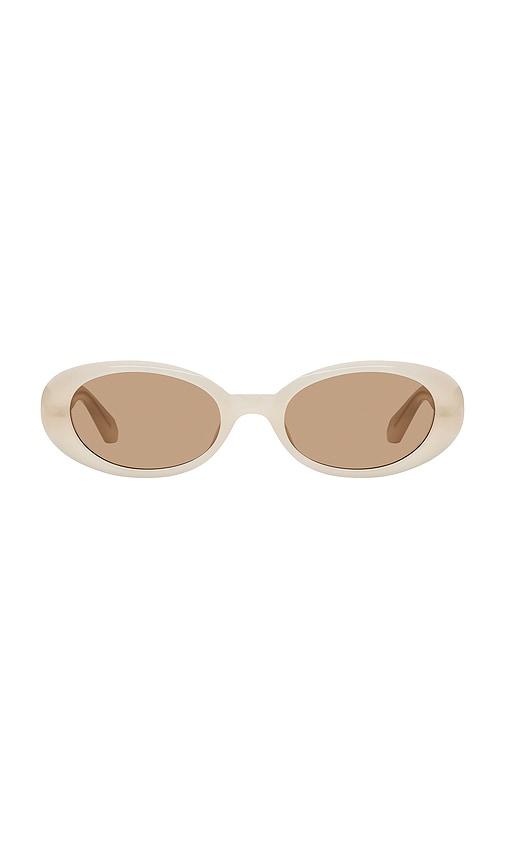 quay felt cute sunglasses in white.