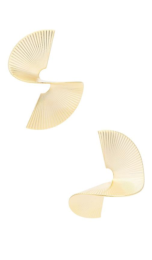 shashi 1984 earring in metallic gold.