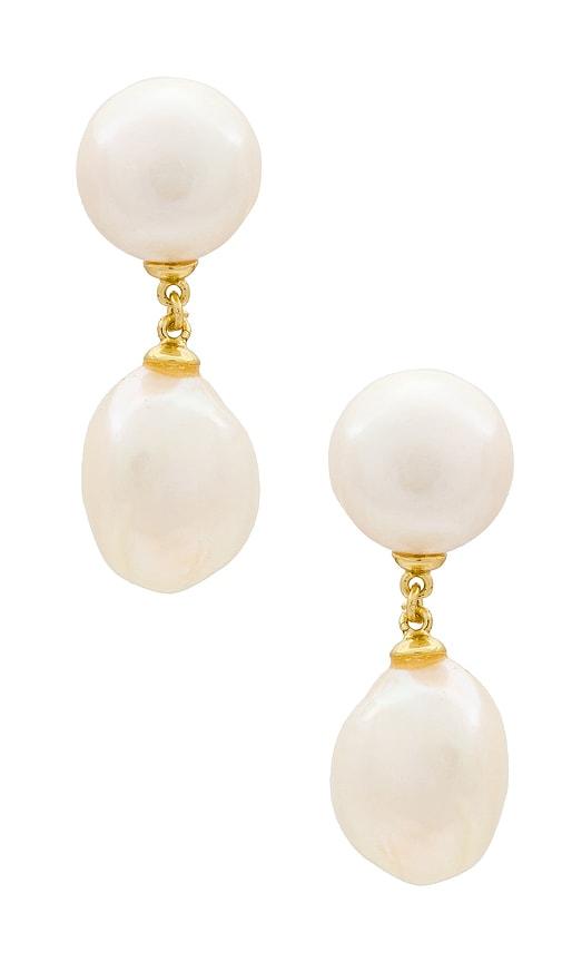 shashi pearl drop earring in metallic gold.