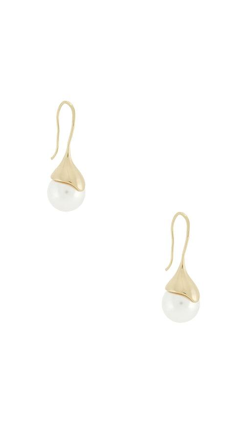 shashi tulip pearl earring in ivory.