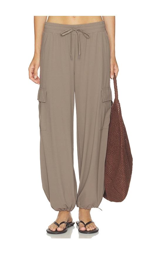 splits59 nico airweight cargo pant in beige. - size l (also in s, m)