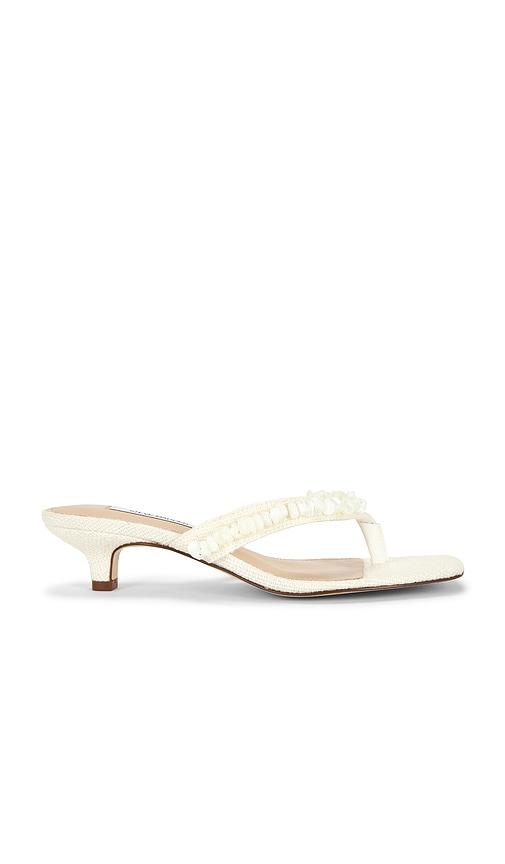 steve madden tracie shell sandal in white. - size 10 (also in 6.5, 7.5)