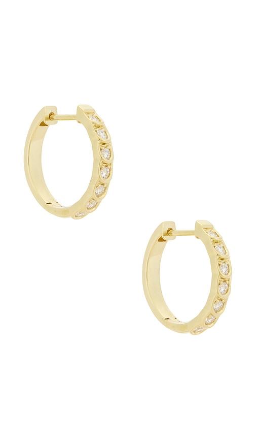 stone and strand la scala hoop earrings in metallic gold.