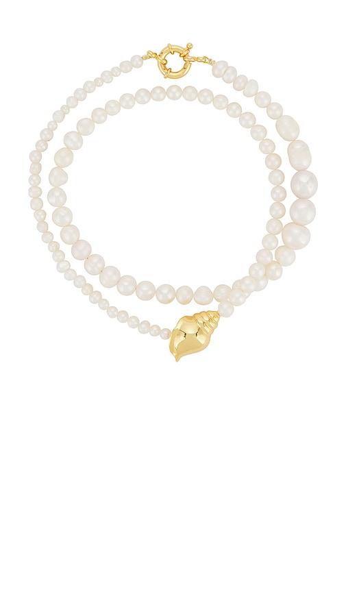 timeless pearly shelly necklace in white.