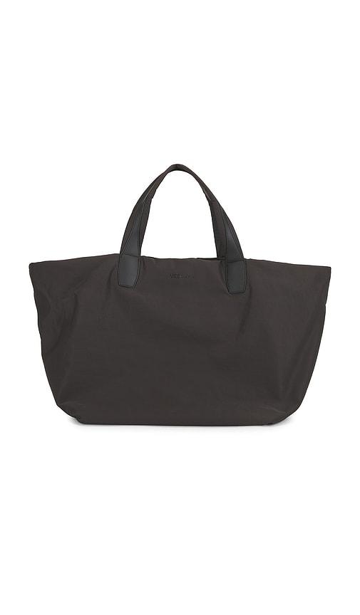vee collective essence weekend bag in black.